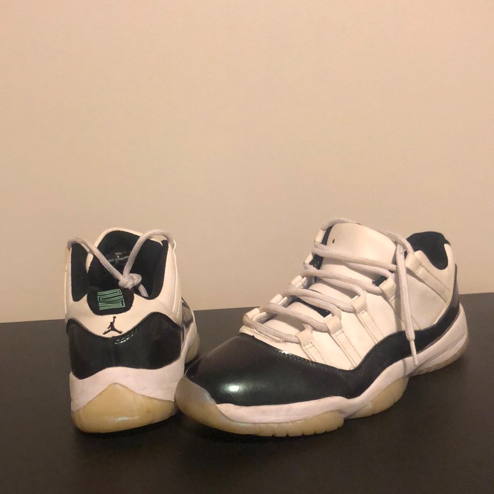 Air Jordan “Emerald” 11 lows + A Box